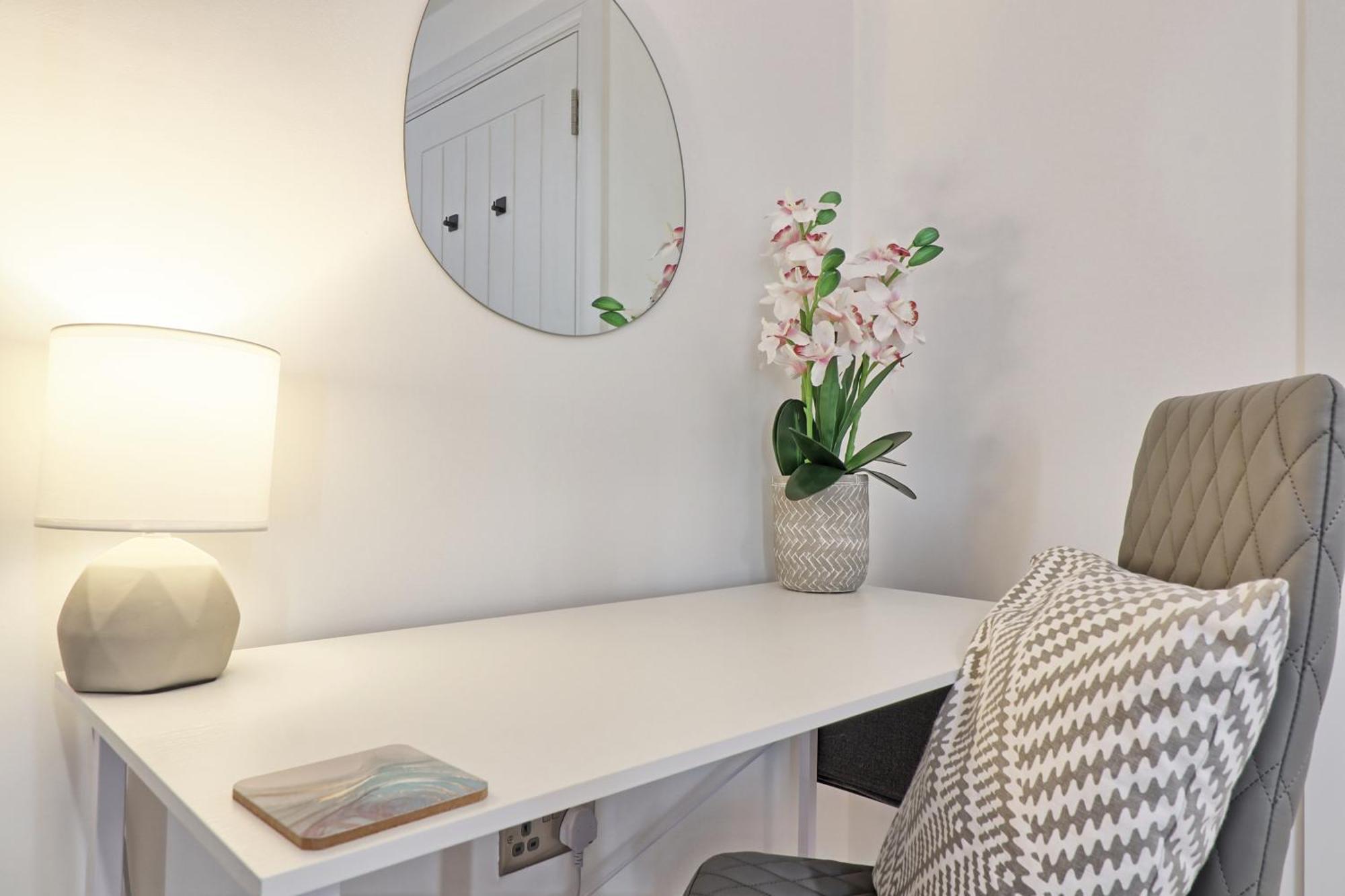 Writtle Massive 4 Bedroom Apartment With Parking In Gorgeous Countryside Location & Short Drive To Chelmsford City Centre Contractors Welcome المظهر الخارجي الصورة